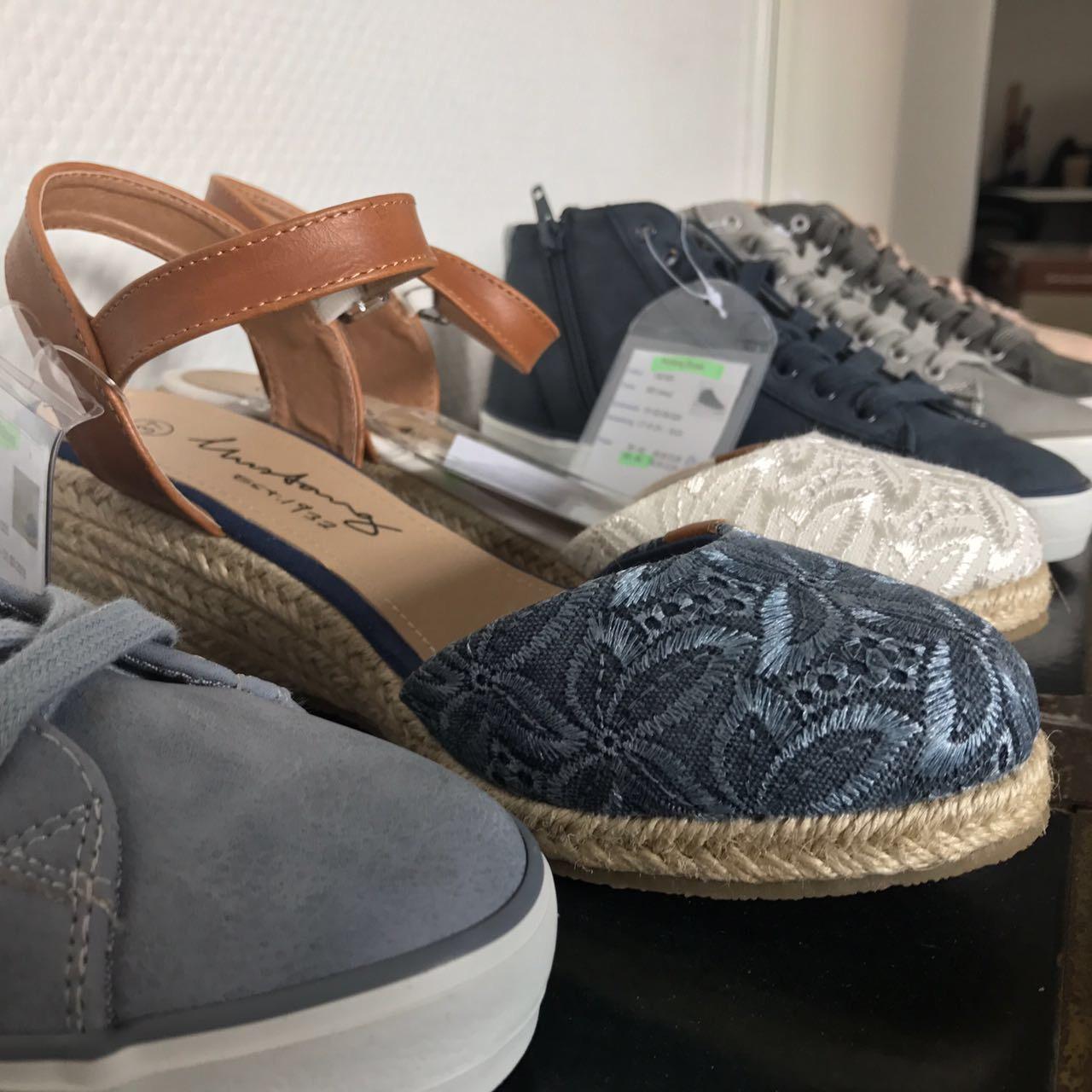 Kay Zimmer, Chef von schuhplus, stellt die neue Kollektion an Mustang Schuhen in Übergrößen für schuhplus zusammen.