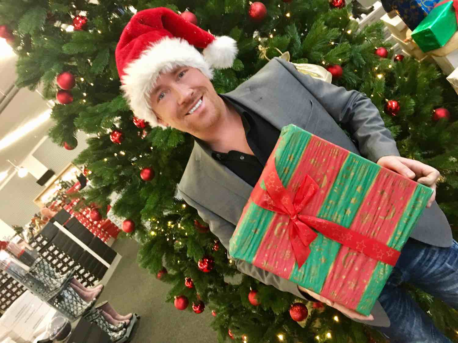Kay Zimmer, Chef und Gründer von schuhplus, in seinem weihnachtlich geschmückten Fachgeschäft für Schuhe in Übergrößen in Dörverden