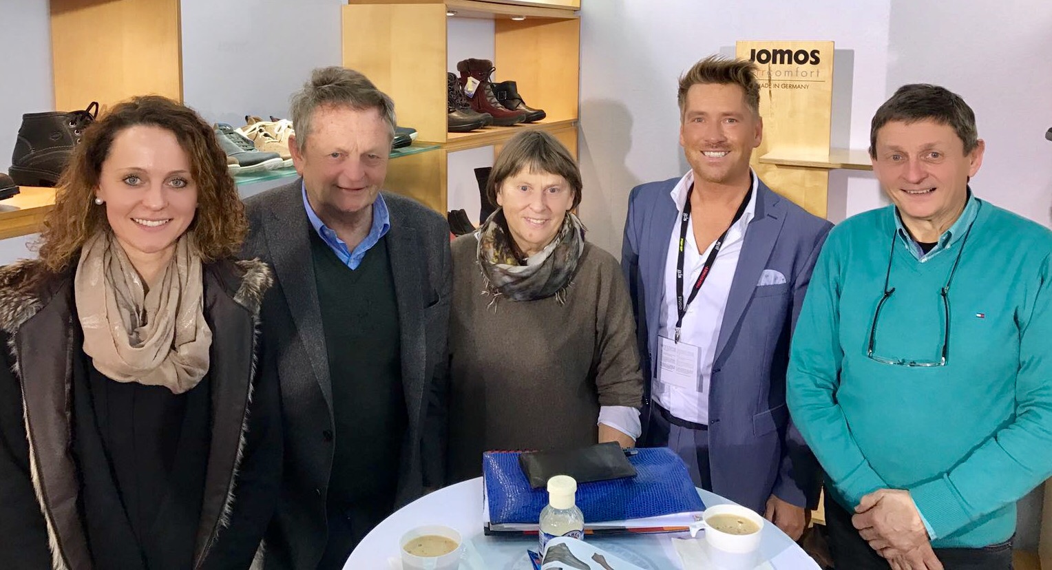 Kay Zimmer, Chef von schuhplus - Schuhe in Übergrößen - beim Hersteller Jomos, dort im Gespräch mit Geschäftsführer Helmut Mohr