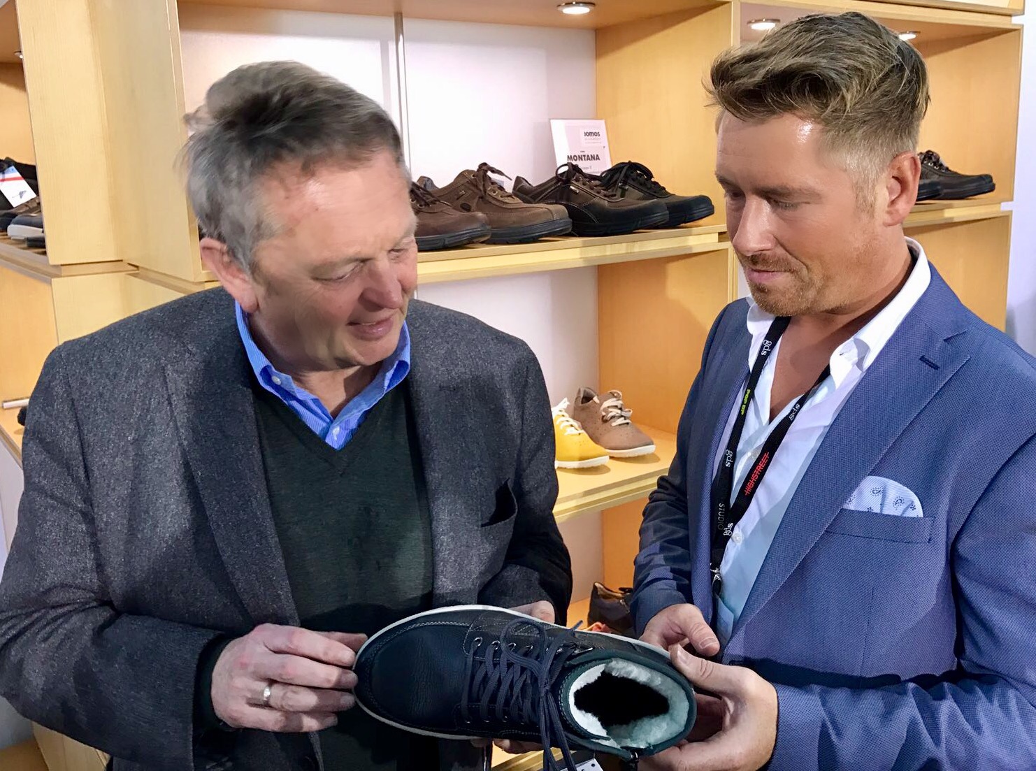 Kay Zimmer, Chef von schuhplus - Schuhe in Übergrößen - beim Hersteller Jomos, dort im Gespräch mit Geschäftsführer Helmut Mohr
