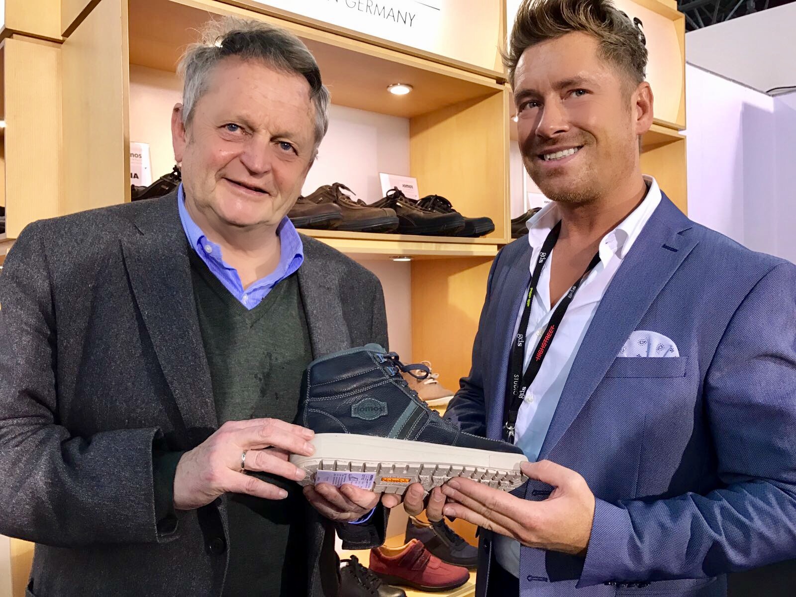 Kay Zimmer, Chef von schuhplus - Schuhe in Übergrößen - beim Hersteller Jomos, dort im Gespräch mit Geschäftsführer Helmut Mohr