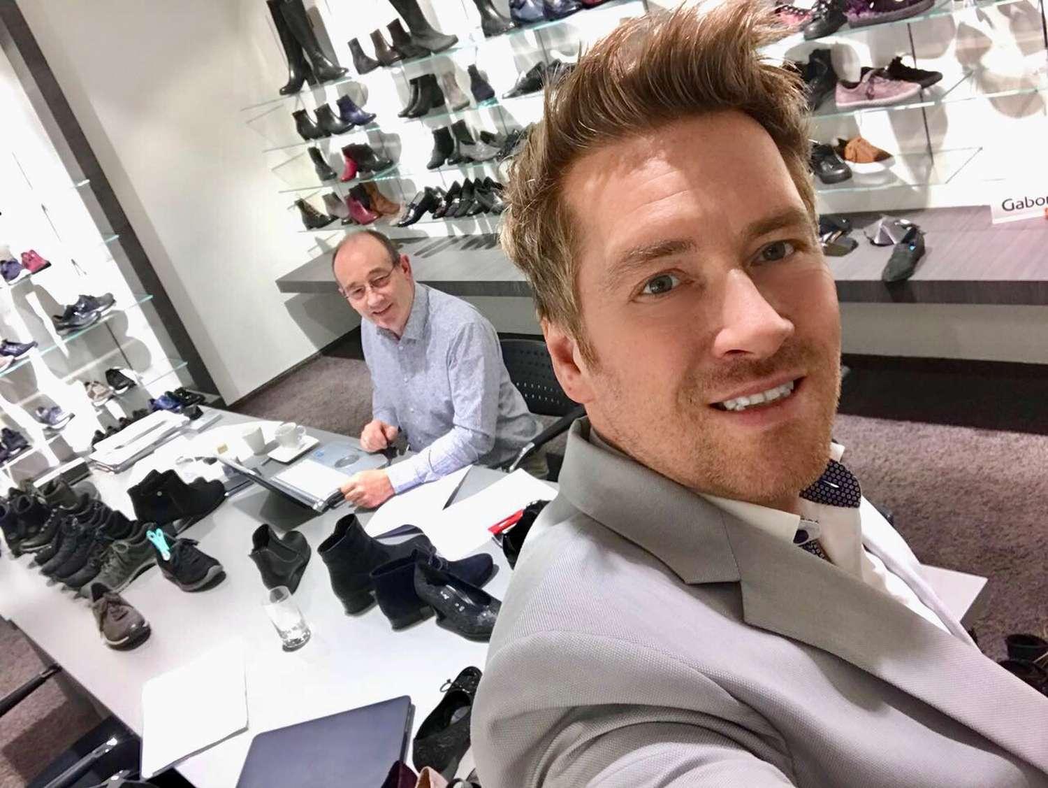 schuhplus-Chef Kay Zimmer auf Order-Tour im SOC ModeCentrum Hamburg bei Manfred Lange von Gabor Comfort