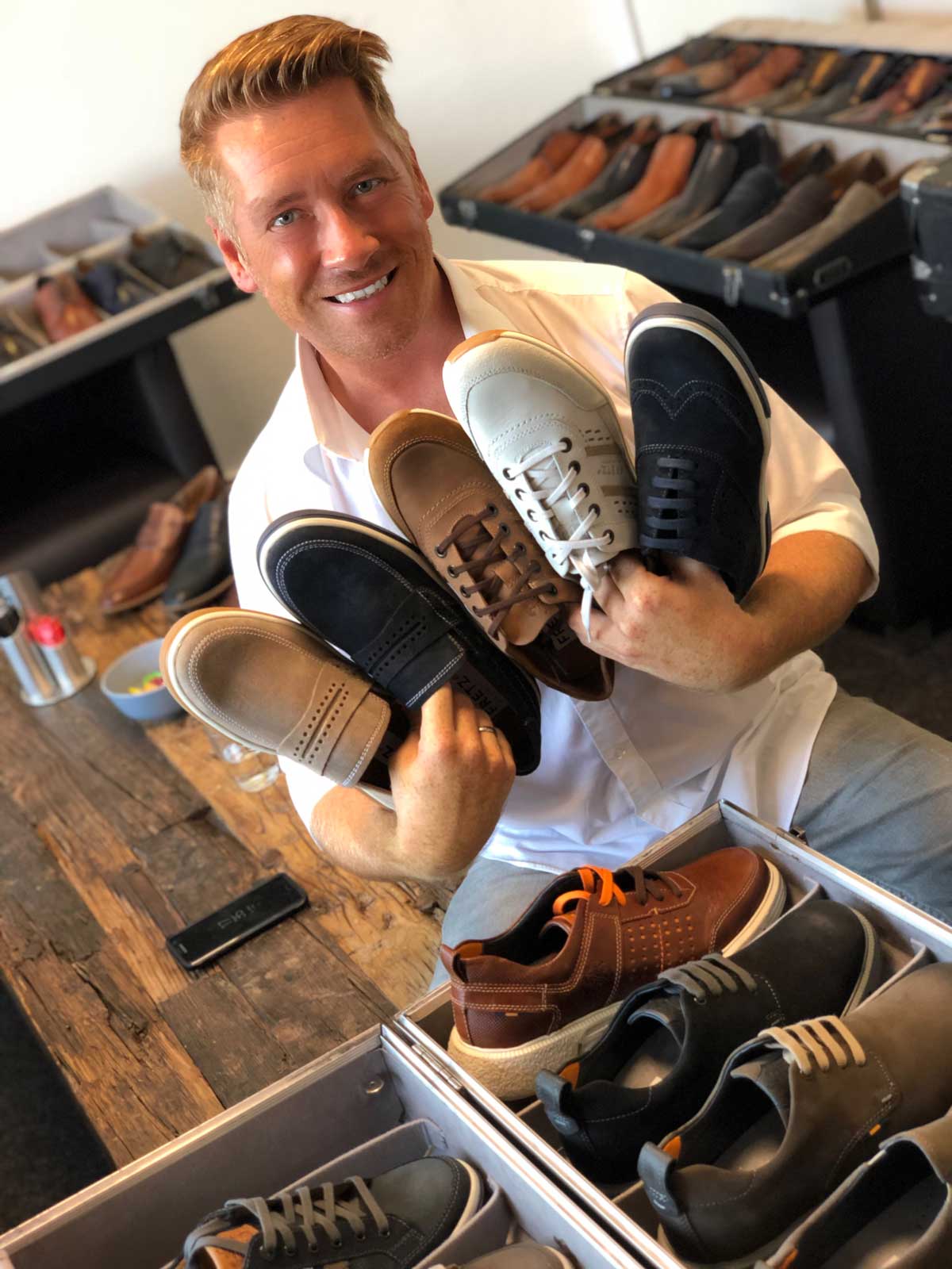 Kay Zimmer, Chef von schuhplus - Schuhe in Übergrößen, stellt die neue Kollektion Herrenschuhe in Übergrößen von Fretz Men zusammen