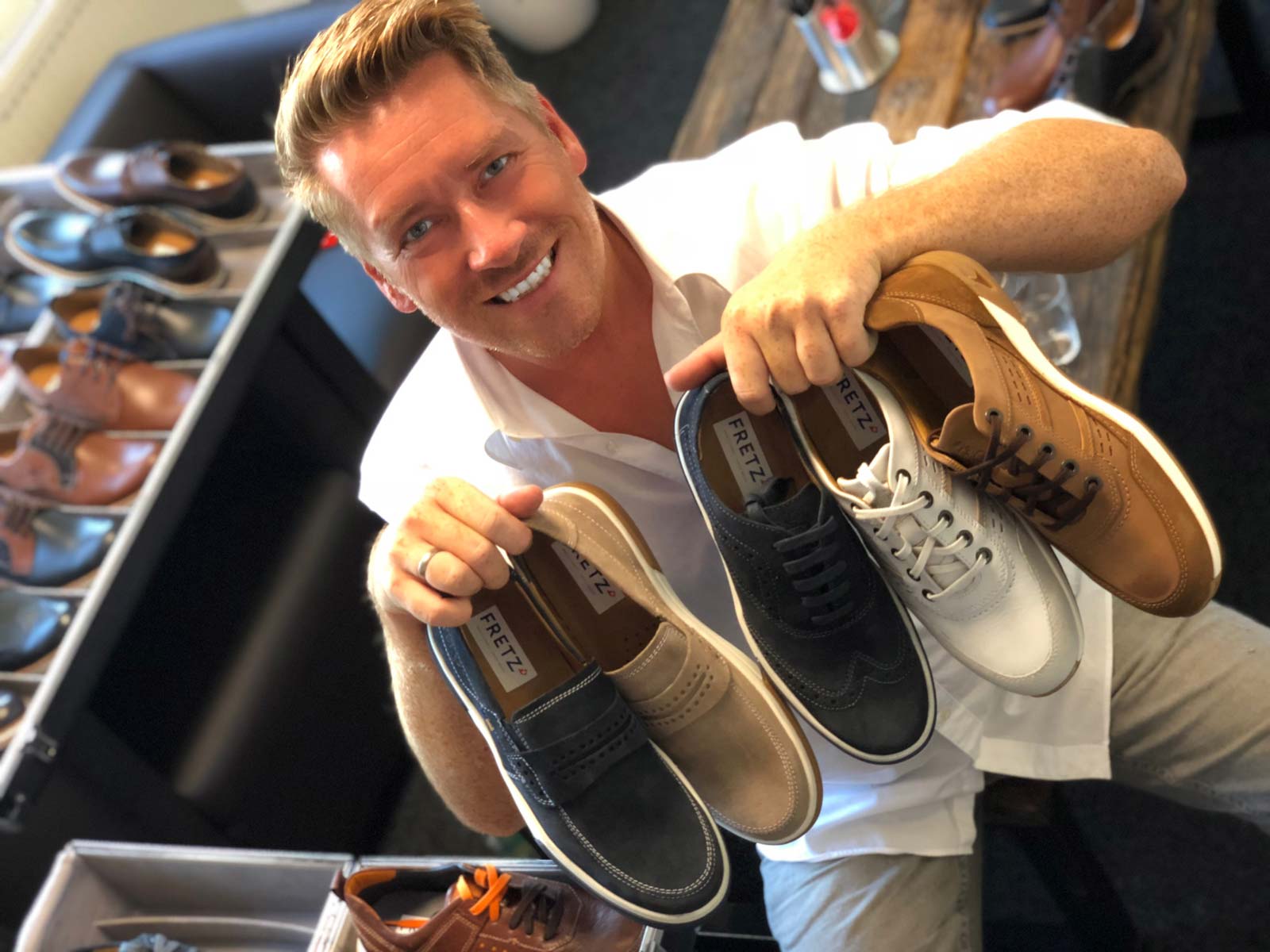 Kay Zimmer, Chef von schuhplus - Schuhe in Übergrößen, stellt die neue Kollektion Herrenschuhe in Übergrößen von Fretz Men zusammen