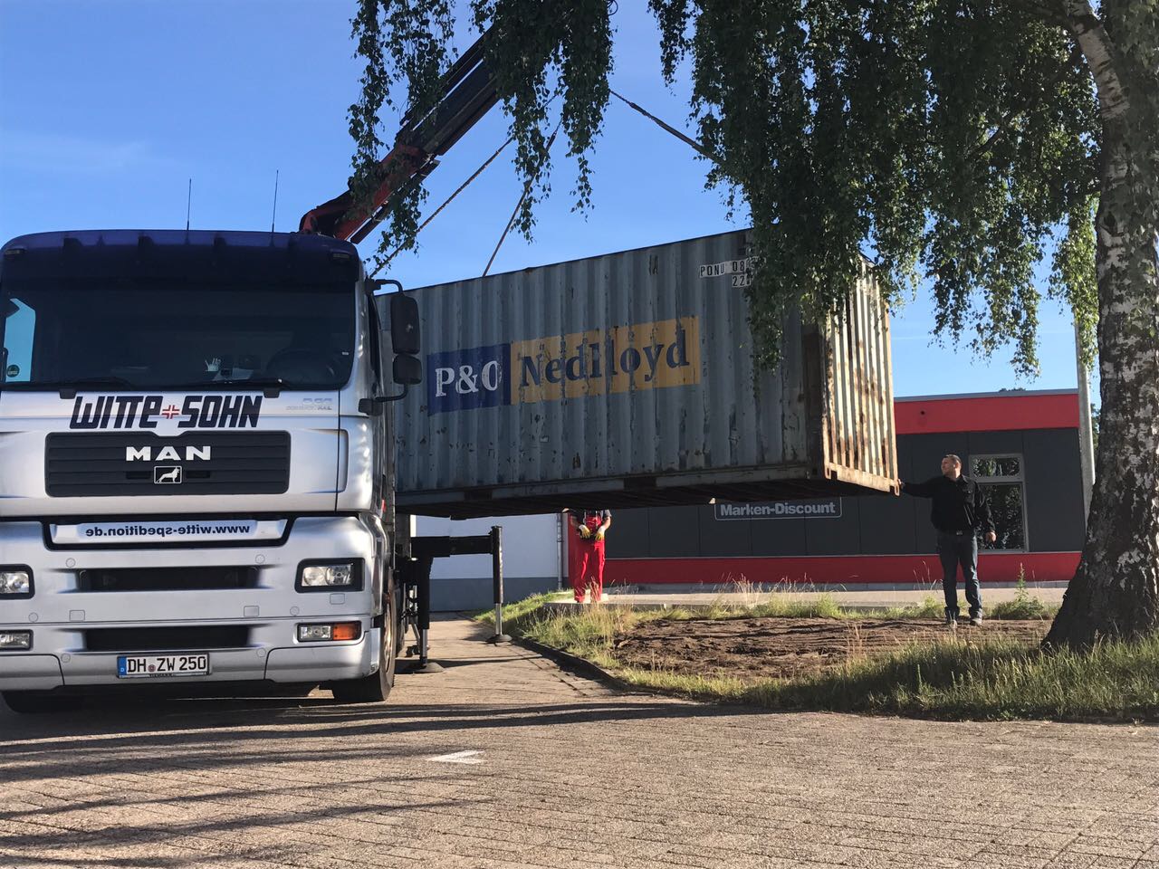 Wachstum benötigt Platz: schuhplus - Schuhe in Übergrößen - erhält zwei neue Container zur Materiallagerung. Tom & Jerry - so lauten die Namen der beiden neuen Übersee-Container bei schuhplus, in denen künftig die zu recycelnden Materialien zwischengelagert werden.