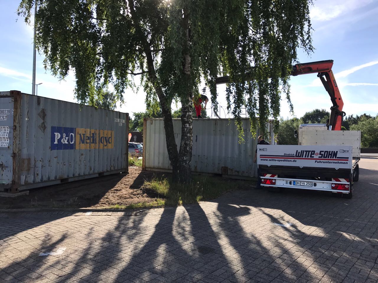 Wachstum benötigt Platz: schuhplus - Schuhe in Übergrößen - erhält zwei neue Container zur Materiallagerung. Tom & Jerry - so lauten die Namen der beiden neuen Übersee-Container bei schuhplus, in denen künftig die zu recycelnden Materialien zwischengelagert werden.