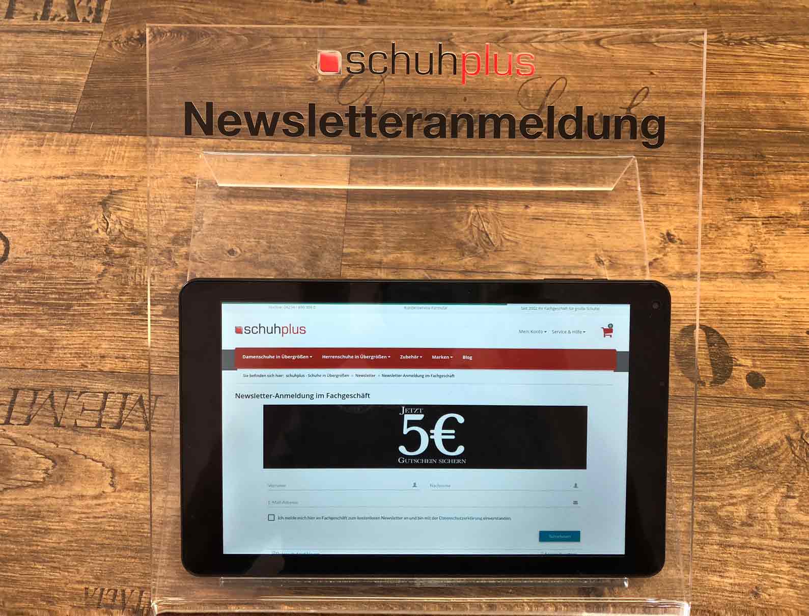 Tablets im Fachgeschäft für die stationäre Newsletter-Anmeldung