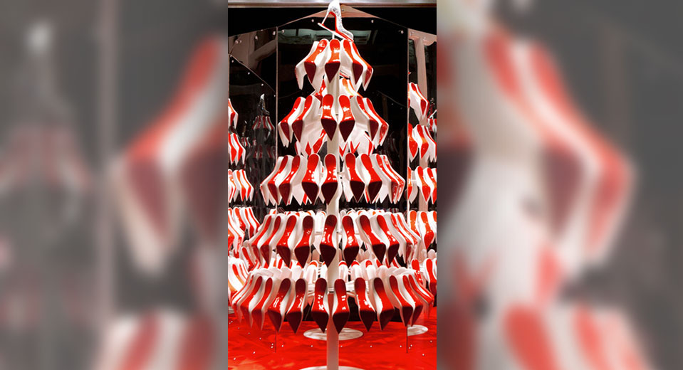 Hingucker: Ein Weihnachtsbaum bestehend aus Schuhen