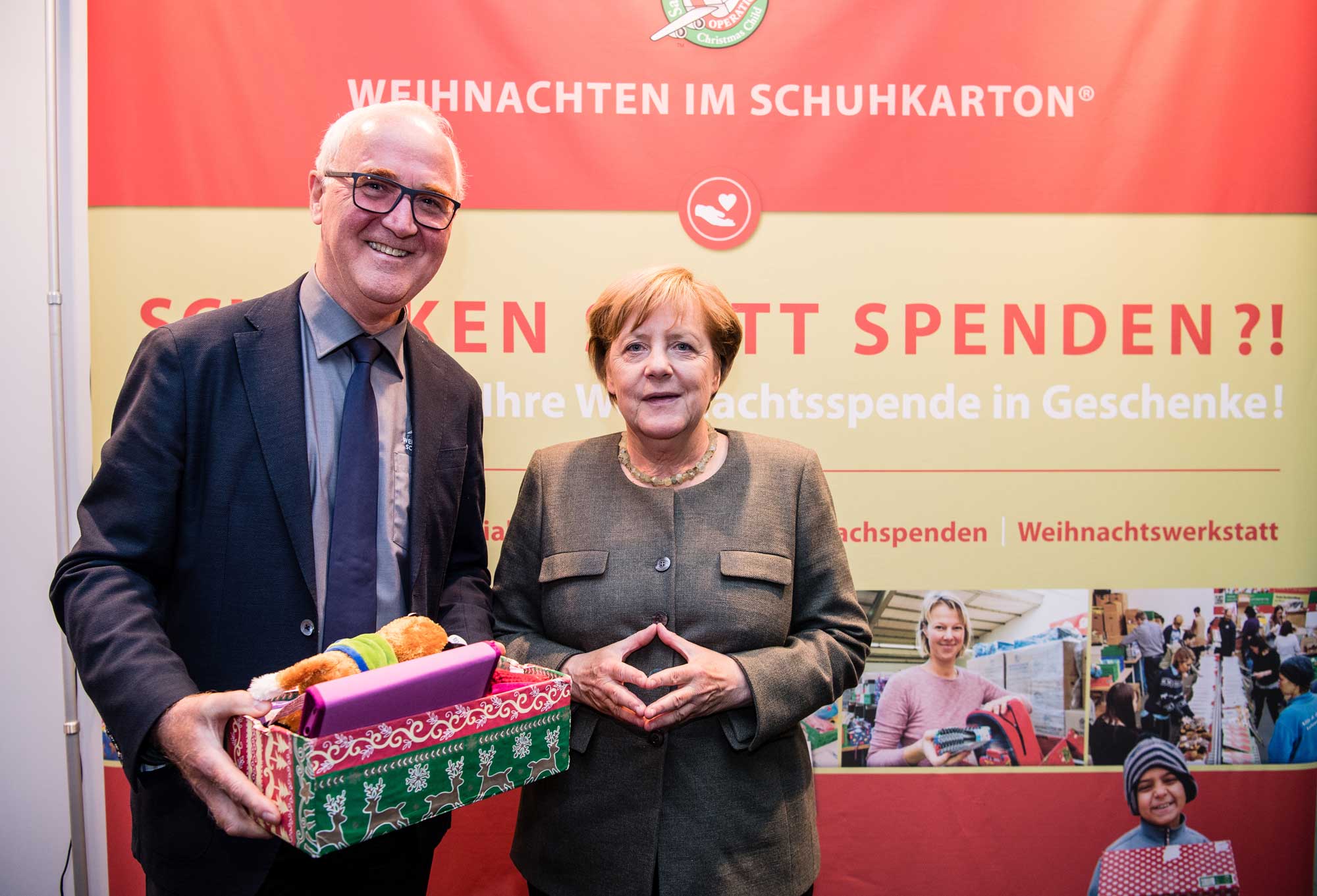 Bundeskanzlerin Angela Merkel unterstützt die Aktion "Weihnachten im Schuhkarton"
