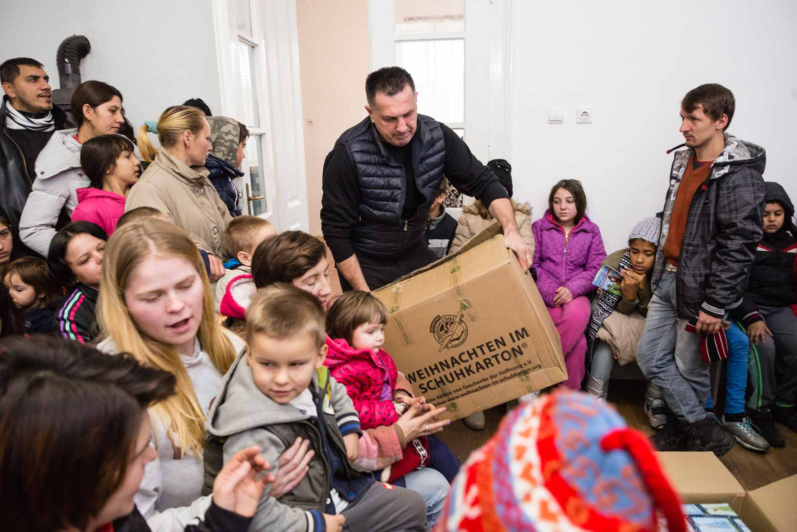 schuhplus - Schuhe in Übergrößen - unterstützt die Aktion Weihnachten im Schuhkarton - Kinder in Not - Geschenke der Hoffnung