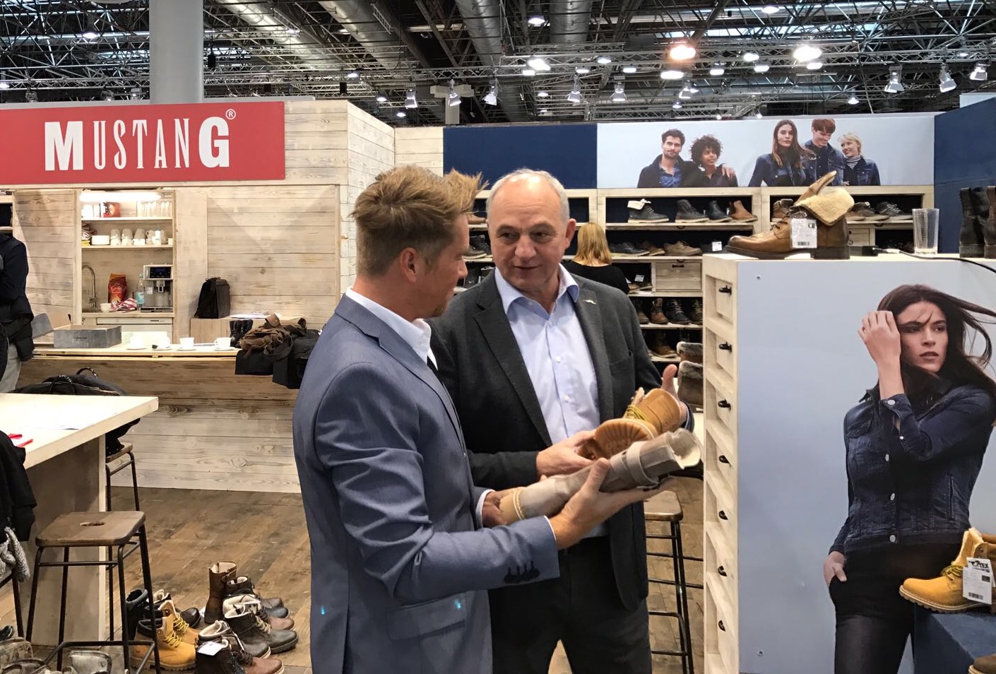 Kay Zimmer, Chef von schuhplus - Schuhe in Übergrößen - am Messestand von Mustang mit Firmenchef Thorsten Mustang