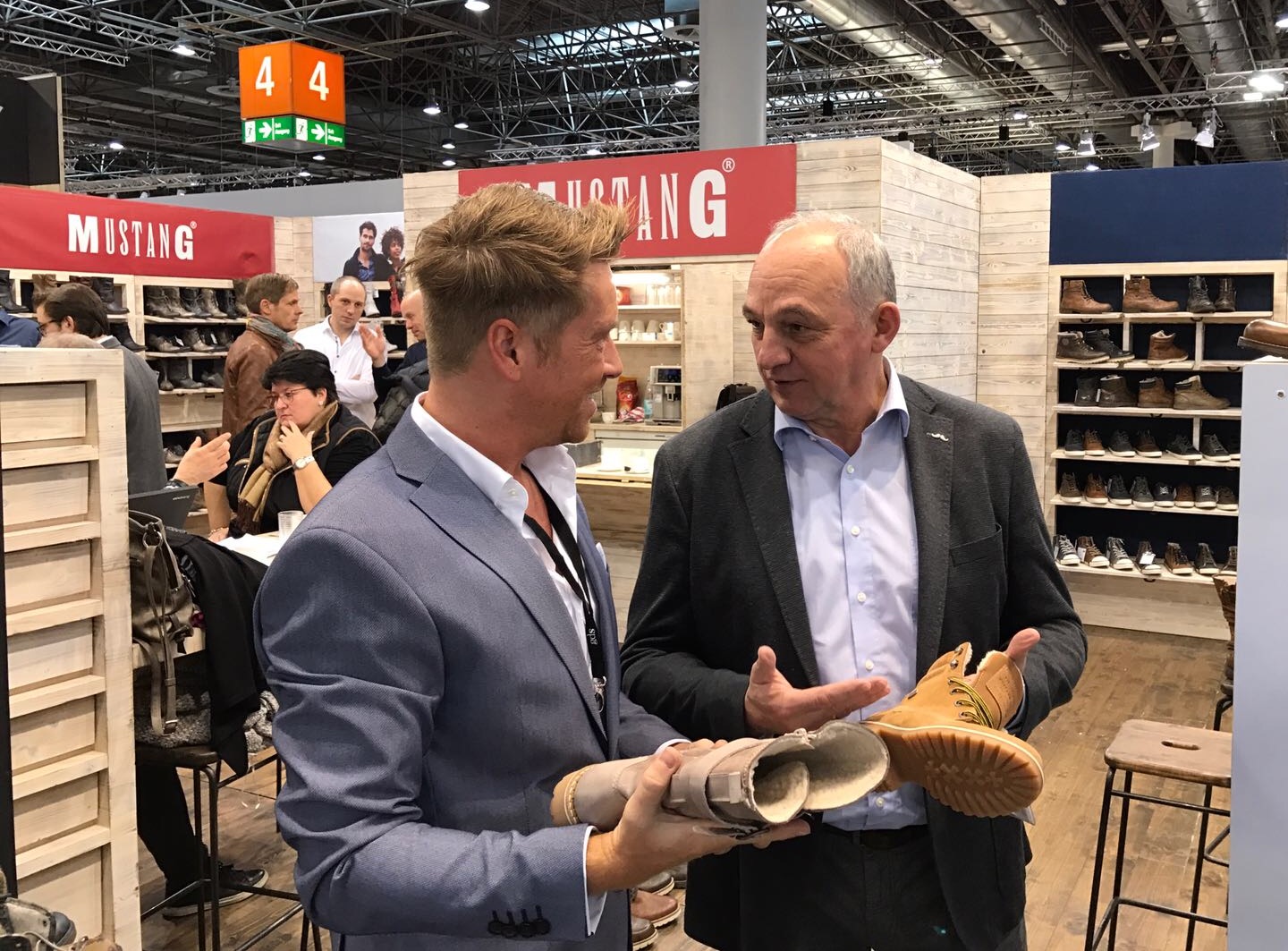 Kay Zimmer, Chef von schuhplus - Schuhe in Übergrößen - am Messestand von Mustang mit Firmenchef Thorsten Mustang