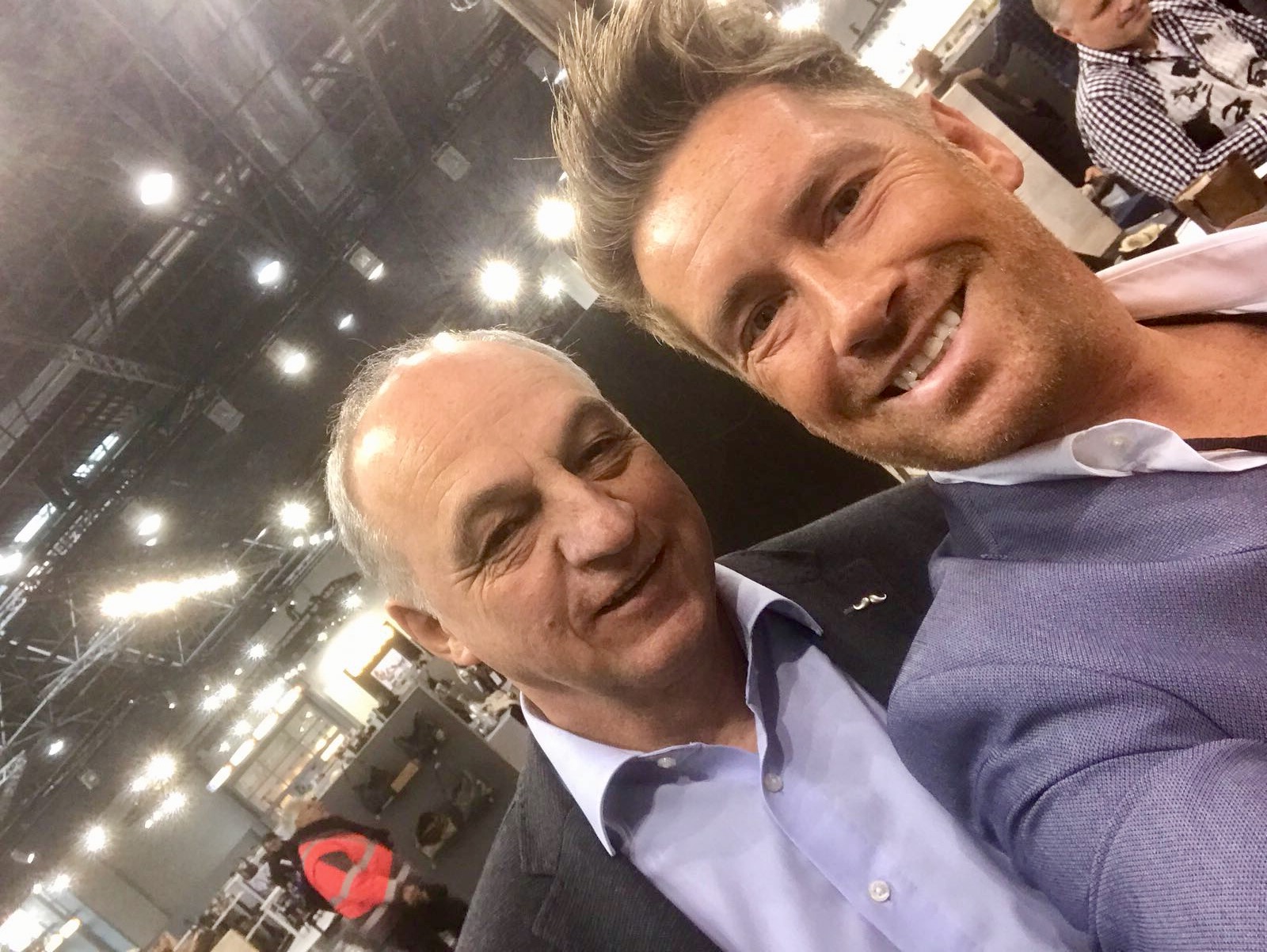 Kay Zimmer, Chef von schuhplus - Schuhe in Übergrößen - am Messestand von Mustang mit Firmenchef Thorsten Mustang