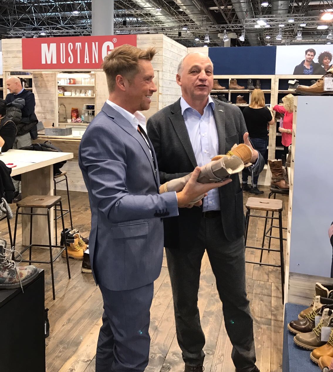 Kay Zimmer, Chef von schuhplus - Schuhe in Übergrößen - am Messestand von Mustang mit Firmenchef Thorsten Mustang