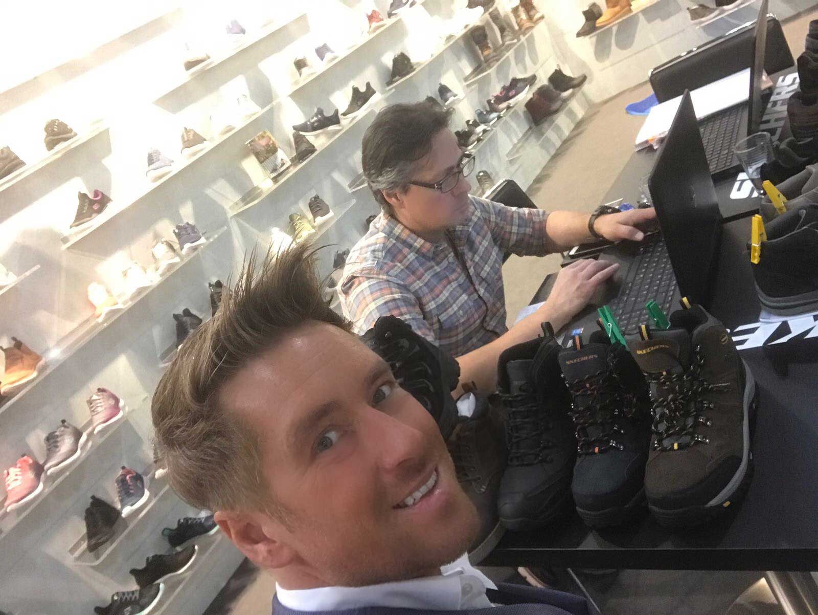 Kay Zimmer von schuhplus mit Michael Tiedt von Skechers
