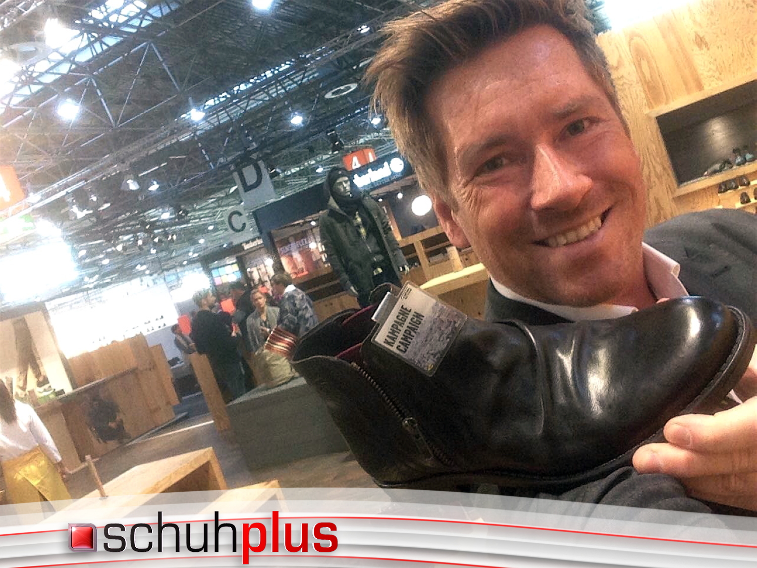 Kay Zimmer, Chef von schuhplus, am Messestand von Camel Active