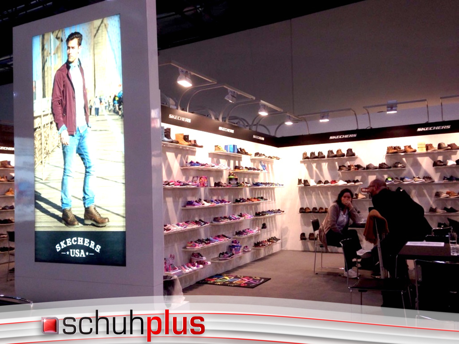 Schuhplus auf dem Messestand von Skechers