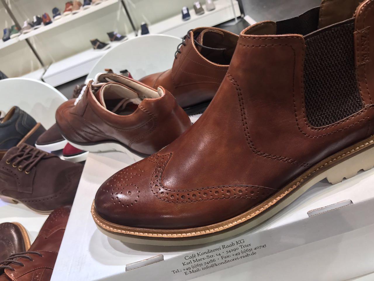 schuhplus-Geschäftsführer Kay Zimmer auf der Internationalen Schuhmesse Gallery Shoes in Düsseldorf - Zusammenstellung der Kollektion große Damenschuhe und ebenso große Herrenschuhe