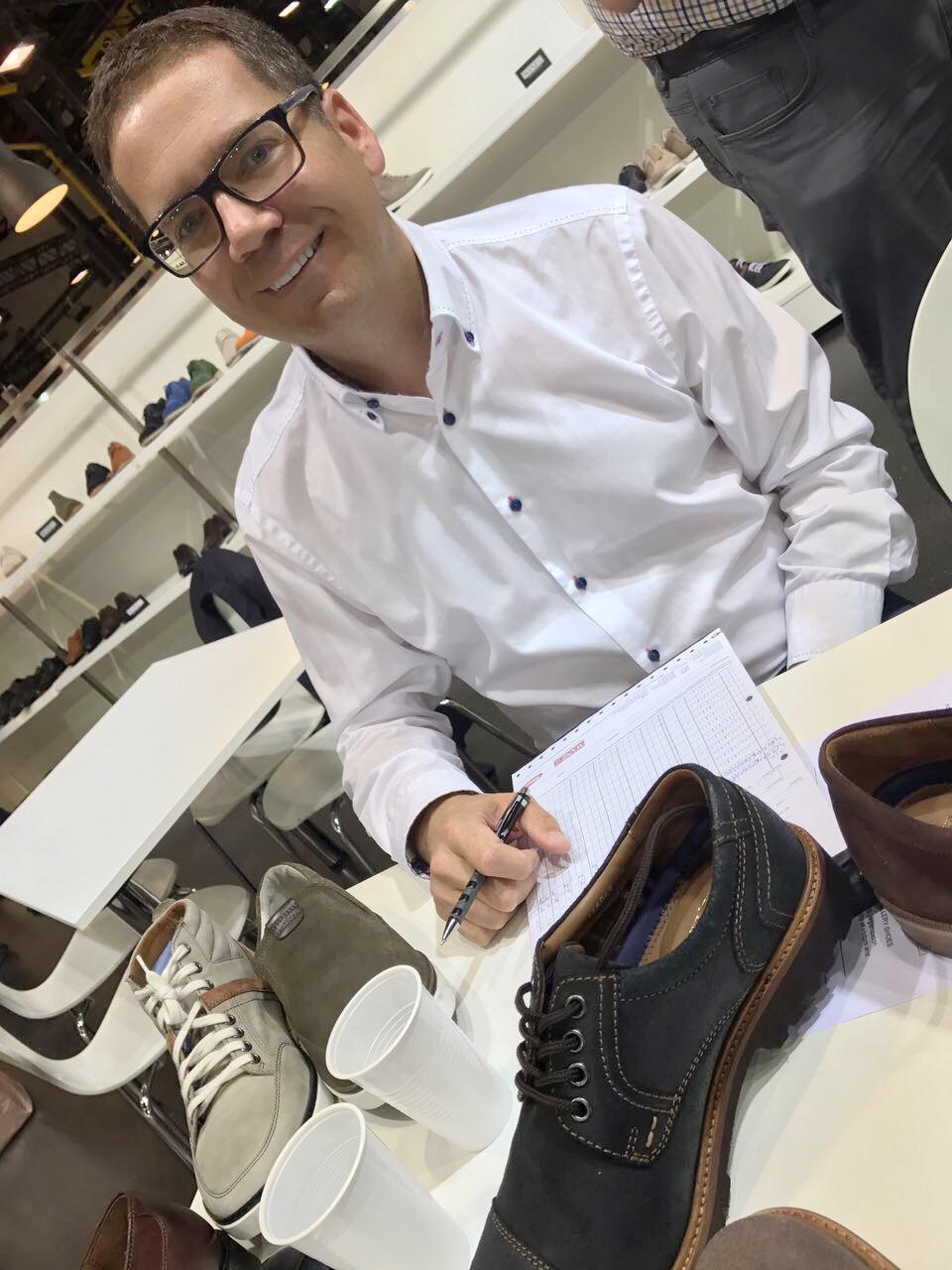 schuhplus-Geschäftsführer Kay Zimmer auf der Internationalen Schuhmesse Gallery Shoes in Düsseldorf - Zusammenstellung der Kollektion große Damenschuhe und ebenso große Herrenschuhe
