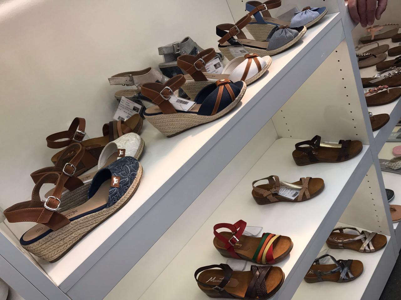 schuhplus-Geschäftsführer Kay Zimmer auf der Internationalen Schuhmesse Gallery Shoes in Düsseldorf - Zusammenstellung der Kollektion große Damenschuhe und ebenso große Herrenschuhe
