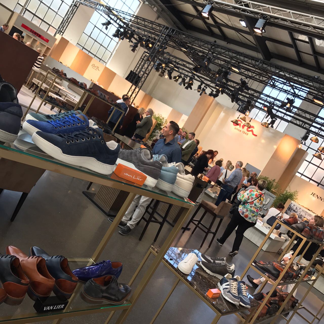 schuhplus - Schuhe in Übergrößen - auf der Internationalen Schuhmesse Gallery Shoes in Düsseldorf. Vor Ort ist Firmengründer und Chefeinkäufer Kay Zimmer