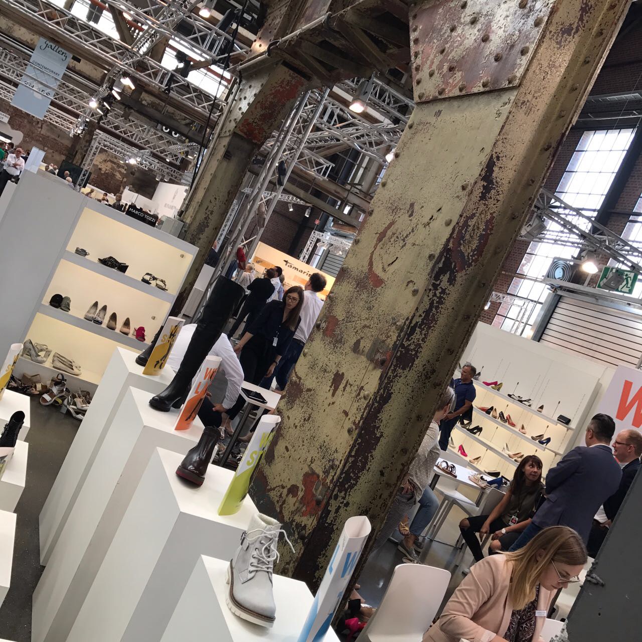 schuhplus - Schuhe in Übergrößen - auf der Internationalen Schuhmesse Gallery Shoes in Düsseldorf. Vor Ort ist Firmengründer und Chefeinkäufer Kay Zimmer