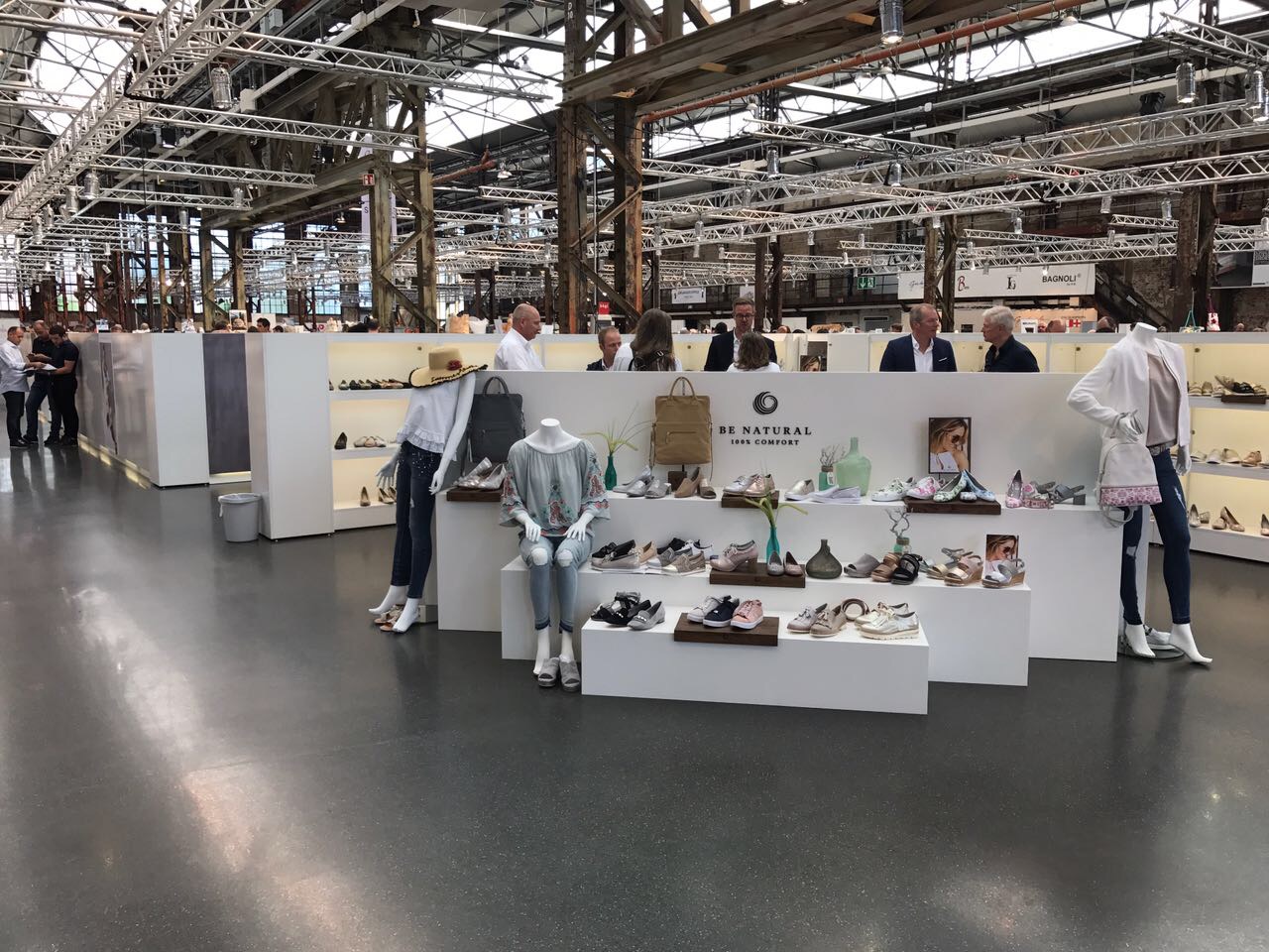 schuhplus - Schuhe in Übergrößen - auf der Internationalen Schuhmesse Gallery Shoes in Düsseldorf. Vor Ort ist Firmengründer und Chefeinkäufer Kay Zimmer