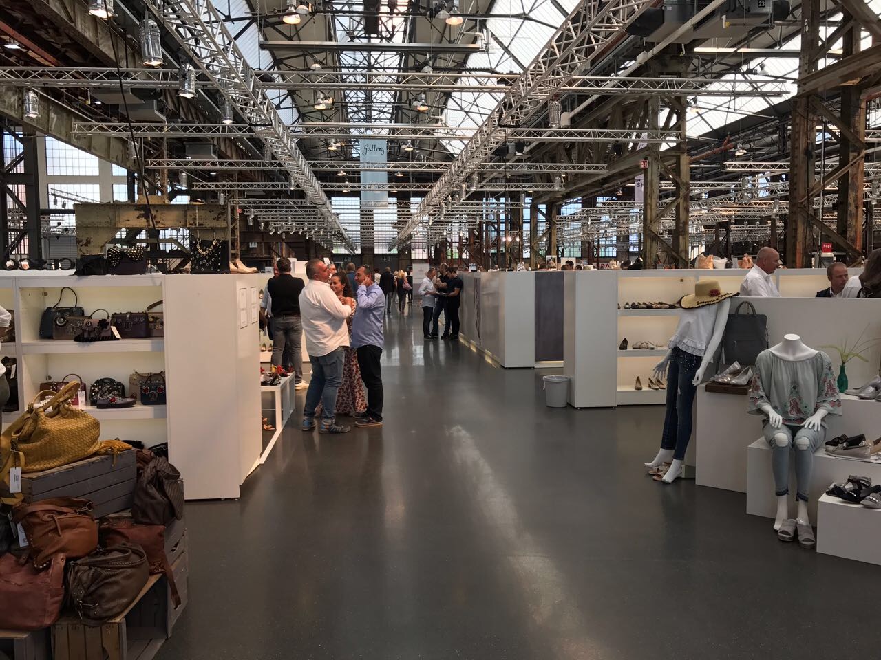 schuhplus - Schuhe in Übergrößen - auf der Internationalen Schuhmesse Gallery Shoes in Düsseldorf. Vor Ort ist Firmengründer und Chefeinkäufer Kay Zimmer