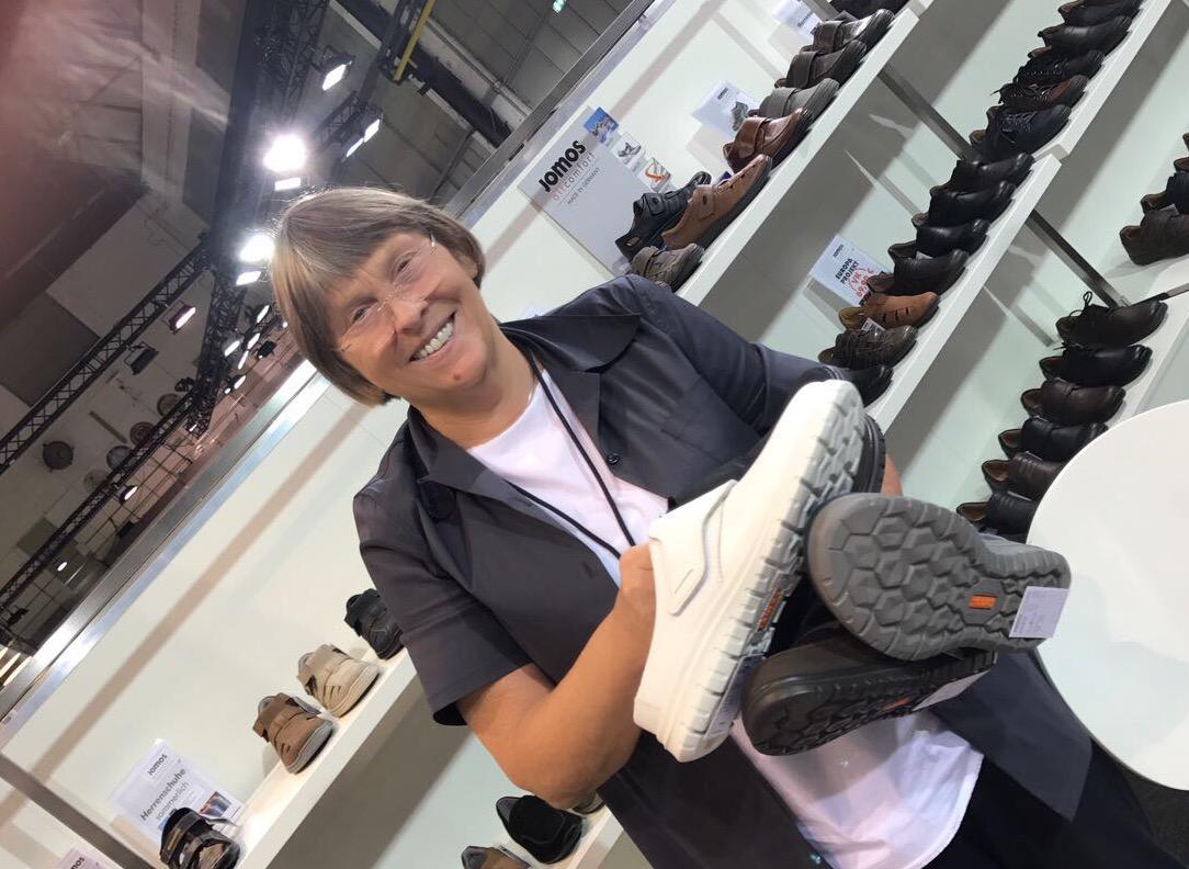 schuhplus - Schuhe in Übergrößen - auf der Internationalen Schuhmesse Gallery Shoes in Düsseldorf. Vor Ort ist Firmengründer und Chefeinkäufer Kay Zimmer