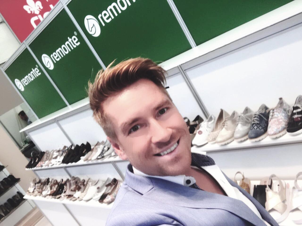 schuhplus - Schuhe in Übergrößen - auf der Internationalen Schuhmesse Gallery Shoes in Düsseldorf. Vor Ort ist Firmengründer und Chefeinkäufer Kay Zimmer